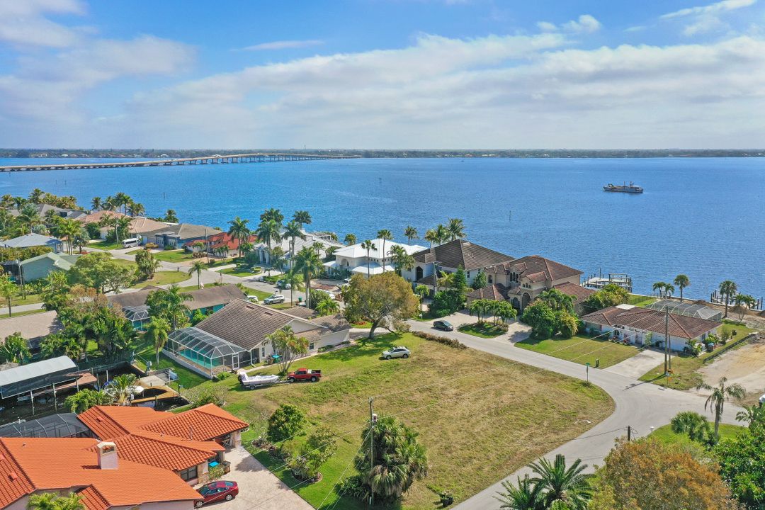 2413 SE 28th St, Cape Coral, FL 33904