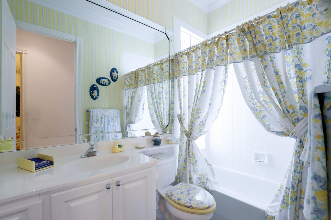 4000 Isla Ciudad Ct, Naples, FL 34109