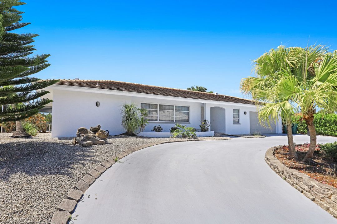 288 Grapewood Ct, Marco Island, FL 34145