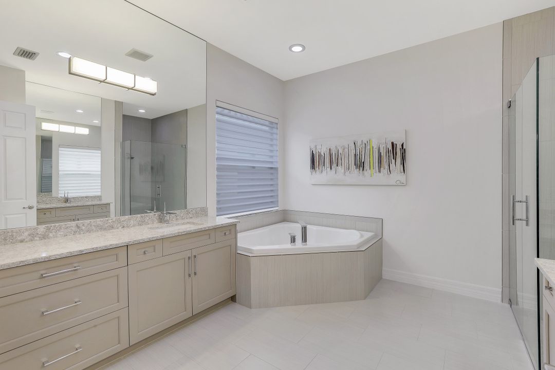 2998 Cinnamon Bay Cir, Naples, FL 34119