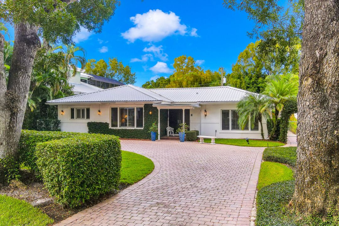 349 2nd Ave N, Naples, FL 34102