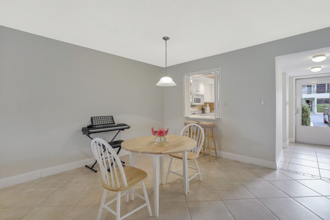 300 Valley Stream Dr #6A, Naples, FL 34113