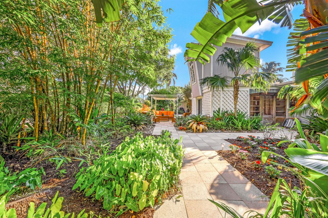 384 3rd Ave N, Naples, FL 34102