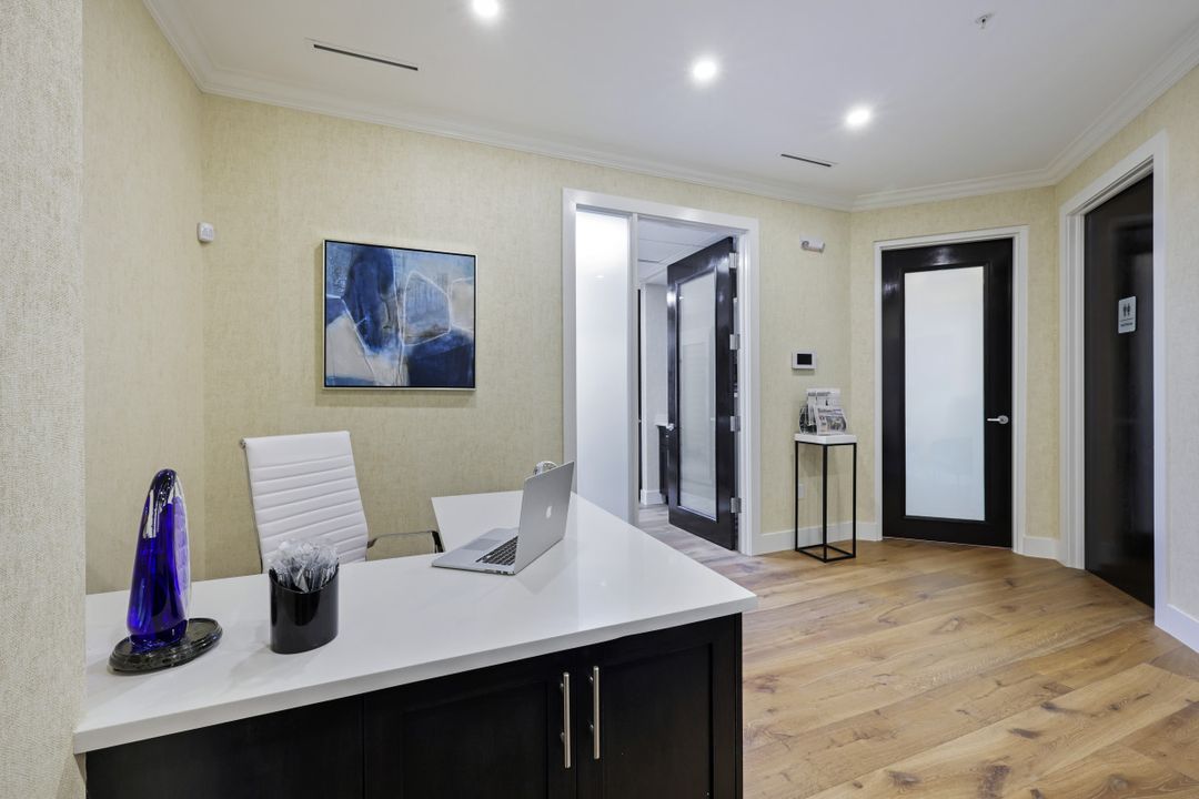 599 Tamiami Trail N #200, Naples, FL 34102