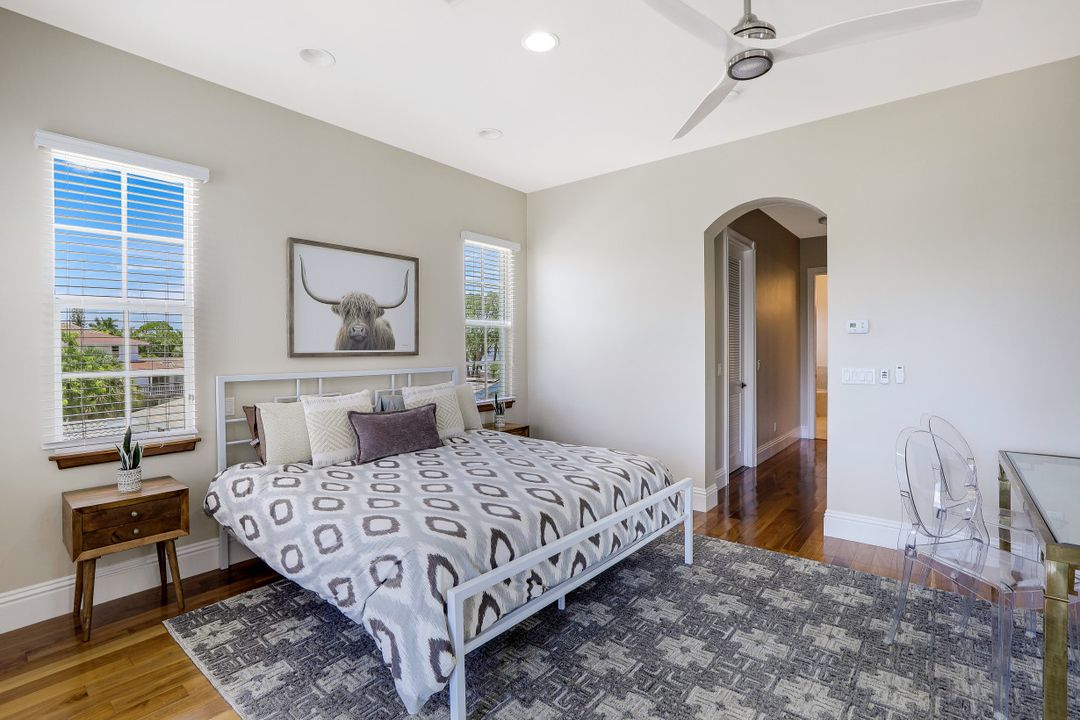 9242 Vanderbilt Dr, Naples, FL 34108