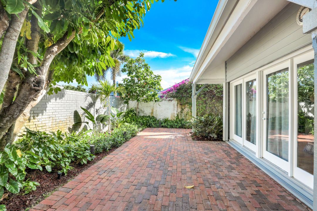 651 Bridge Way Ln, Naples, FL 34108