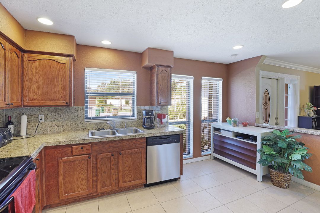 3923 SE 9th Ct, Cape Coral, FL 33904