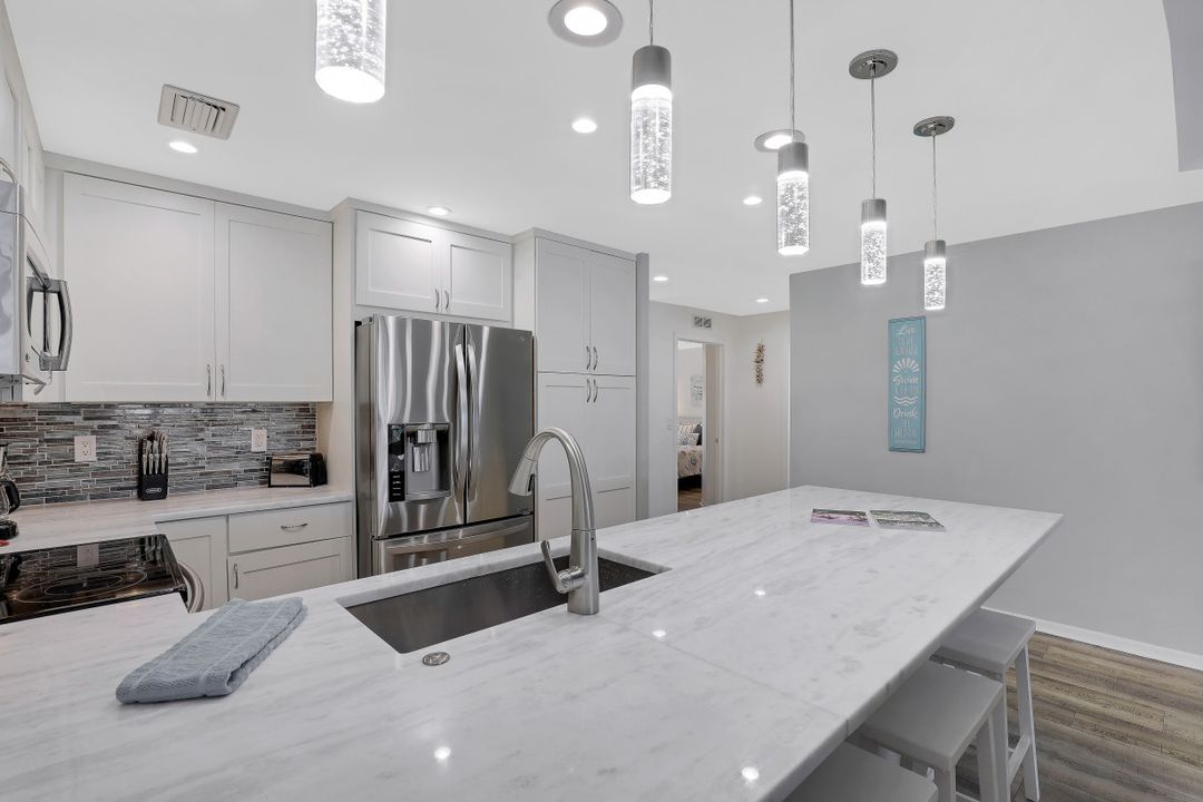 9101 Vanderbilt Dr #1-302, Naples, FL 34108