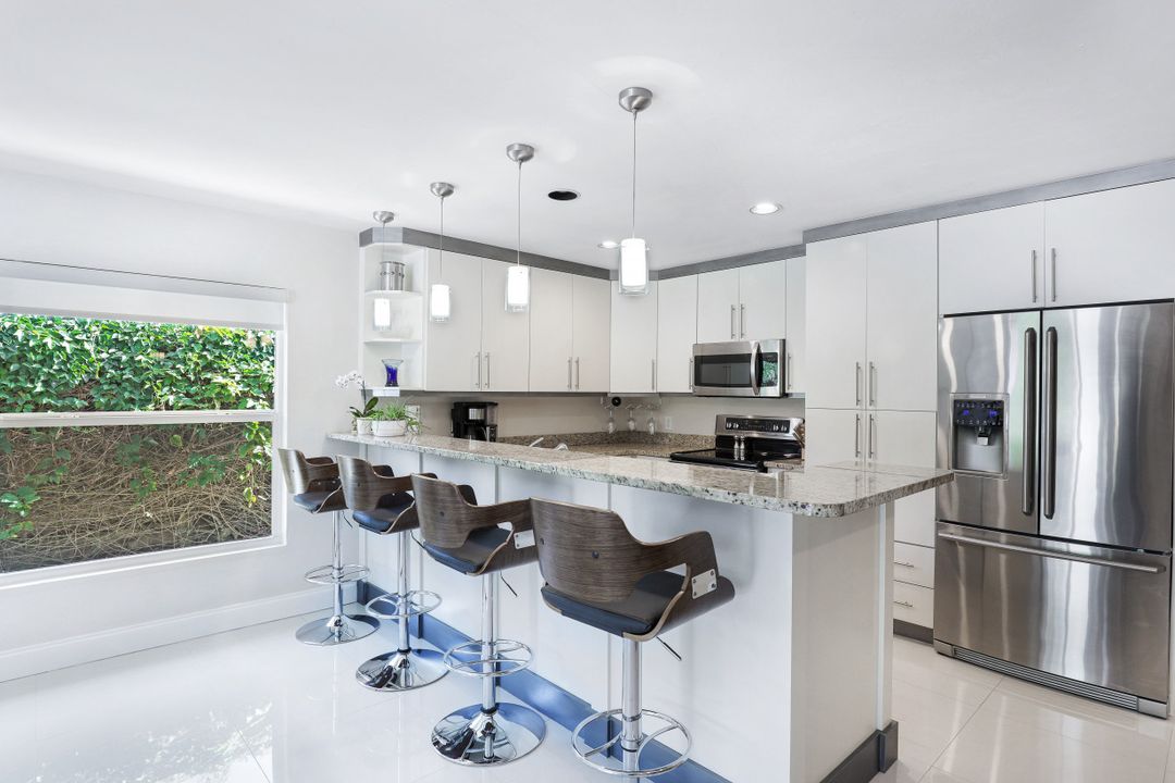 565 98th Ave N, Naples, FL 34108