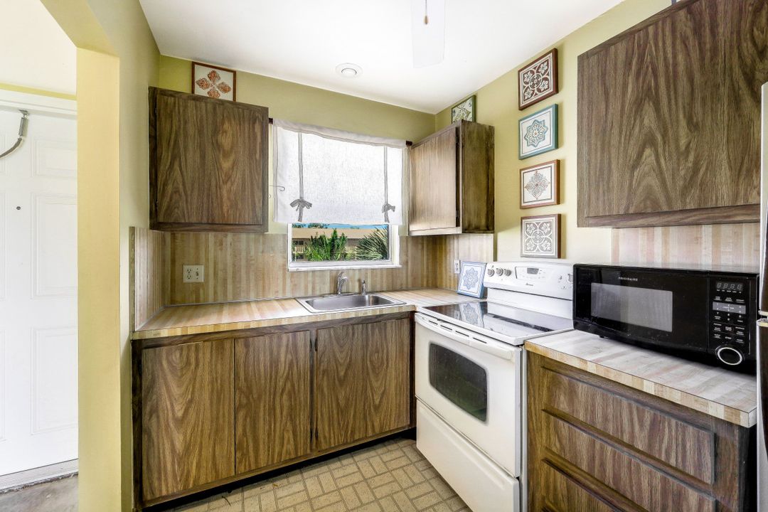 225 Turtle Lake Ct #304, Naples, FL 34105