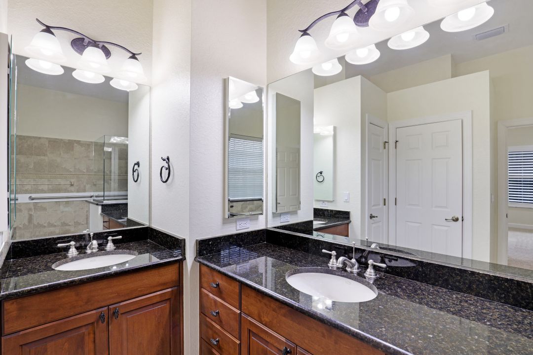 9176 Quartz Ln, Naples, FL 34120