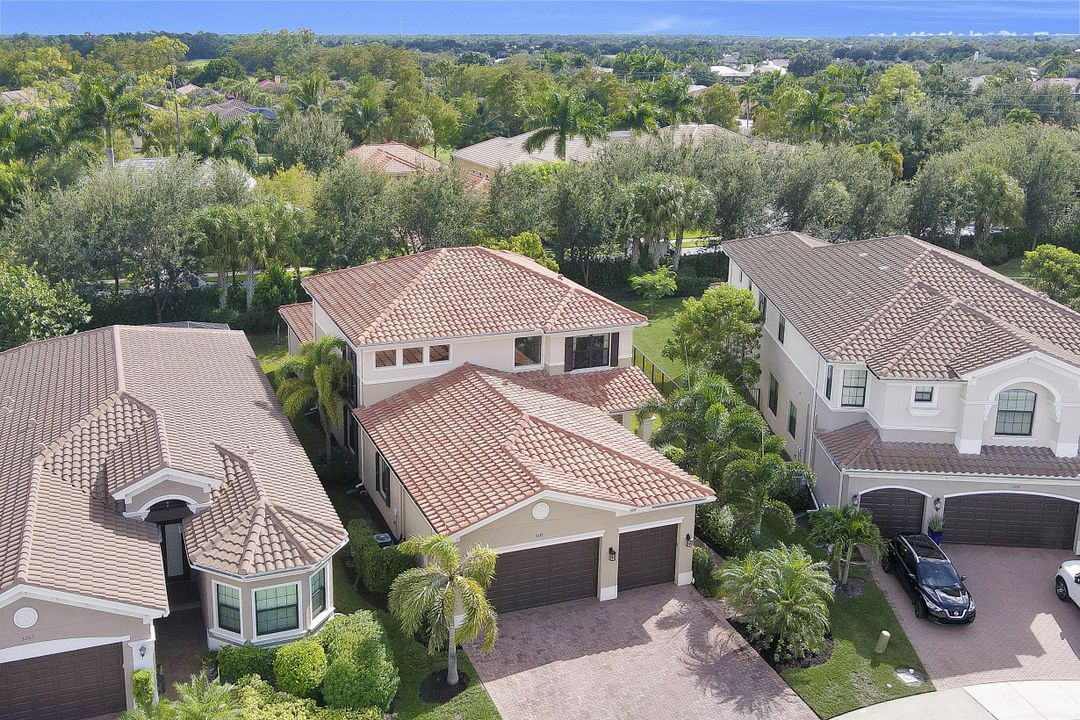 3271 Pacific Dr, Naples, FL 34119