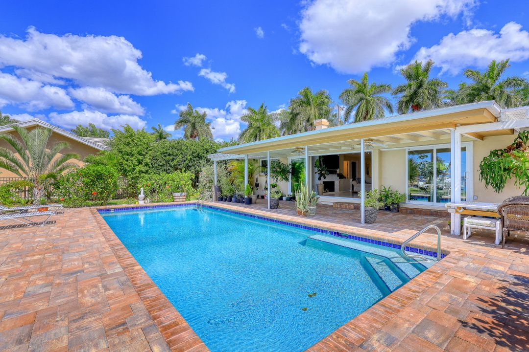 256 Bayshore Dr, Cape Coral, FL 33904