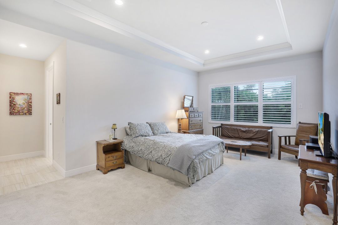 9003 Redonda Dr, Naples, FL 34114