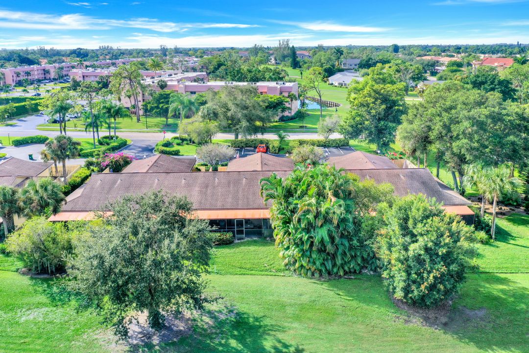 127 Forest Lakes Blvd, Naples, FL 34105