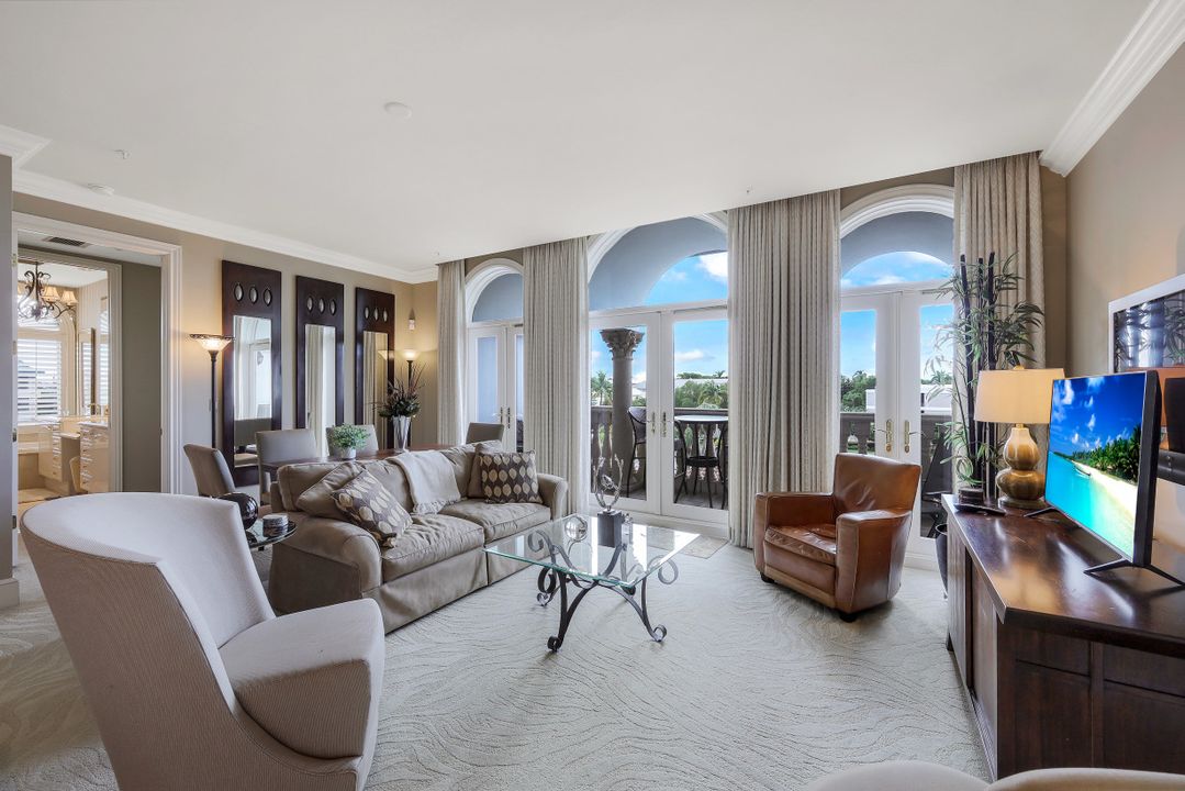 900 5th Ave S #302, Naples, FL 34102