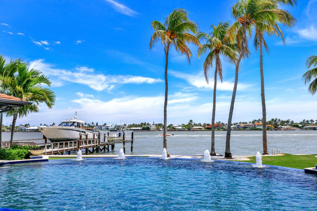 970 Aqua Cir, Naples, FL 34102
