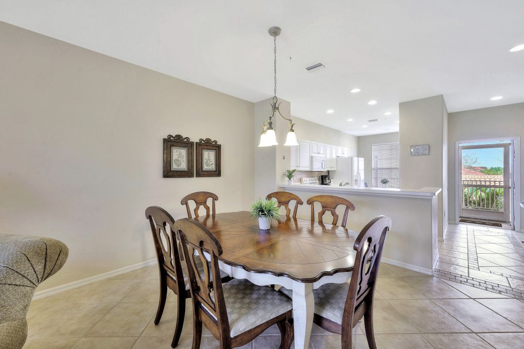 8259 Parkstone Pl #206, Naples, FL 34120