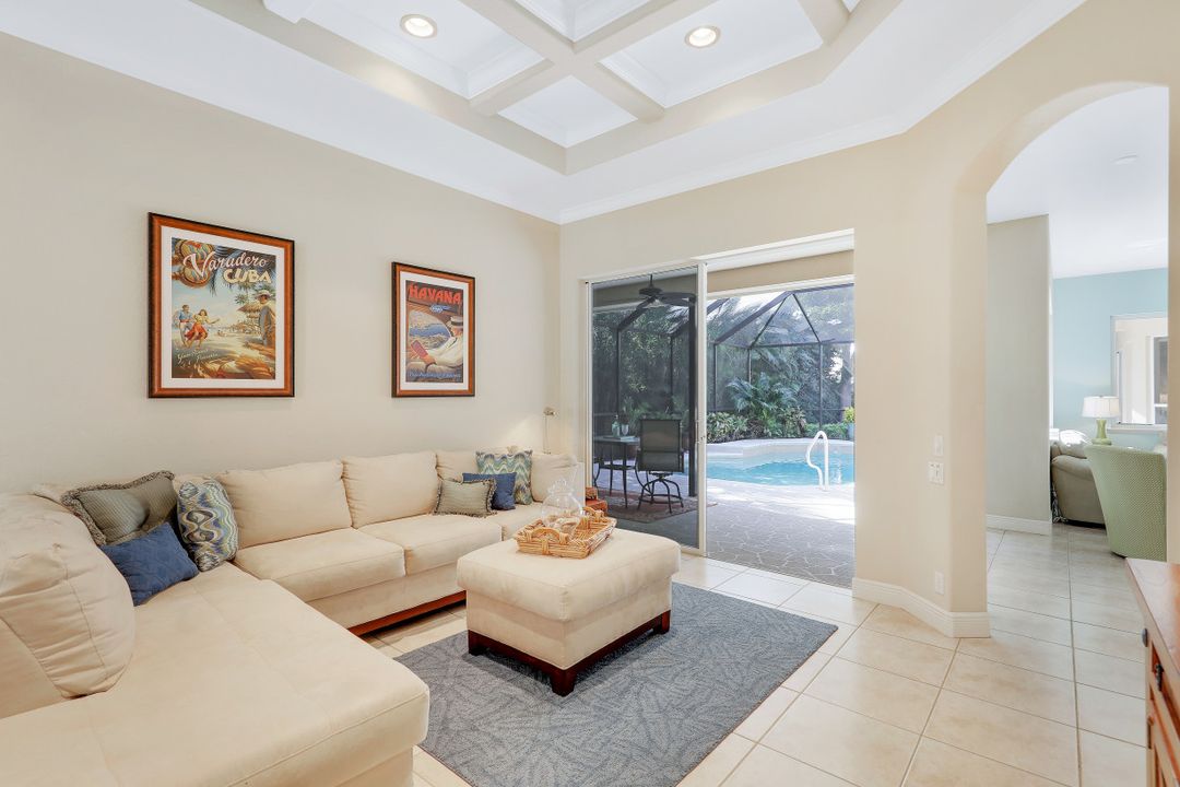 237 Charleston Ct, Naples, FL 34110