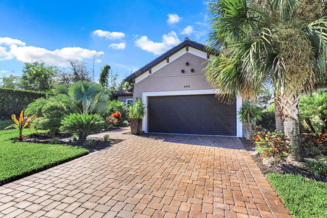 8696 Dilillo Ct, Naples, FL 34119