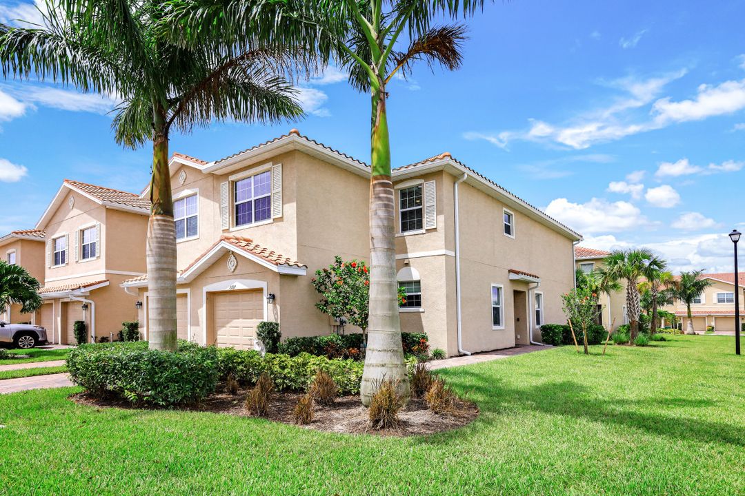 2727 Blossom Wy, Naples, FL 34120