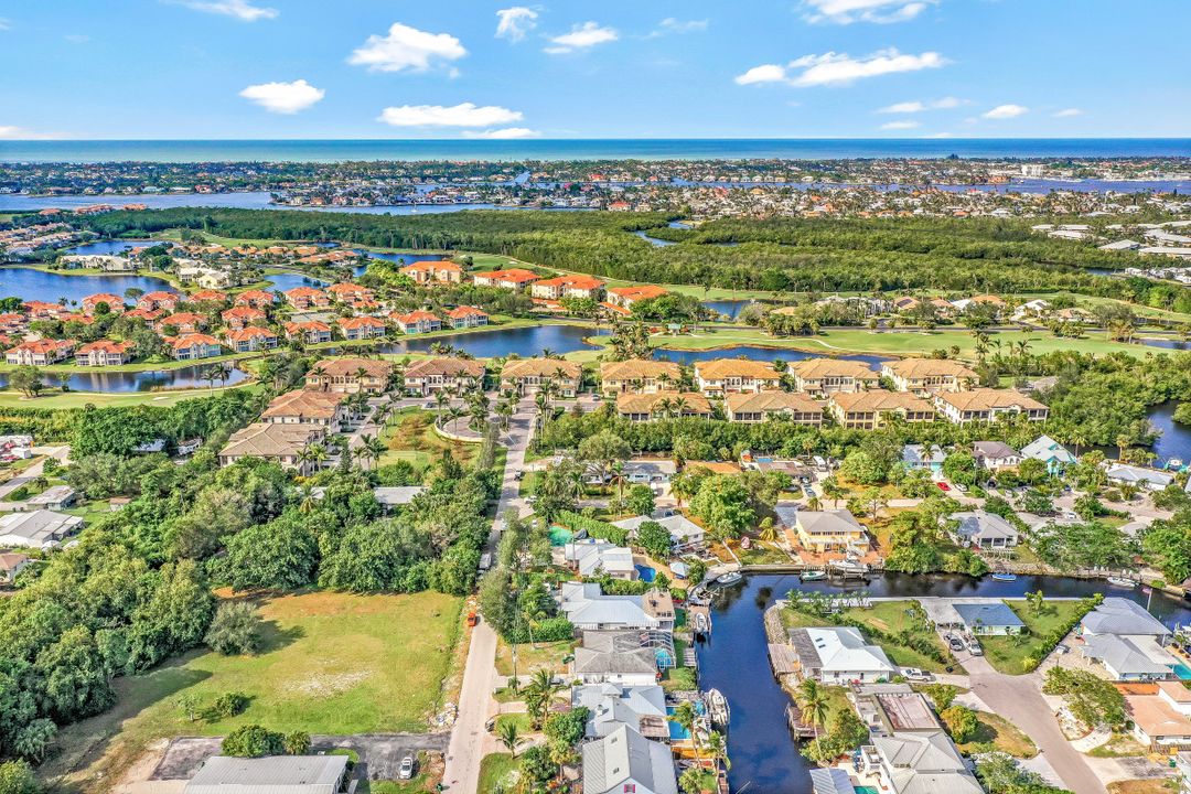 2631 Lakeview Dr, Naples, FL 34112