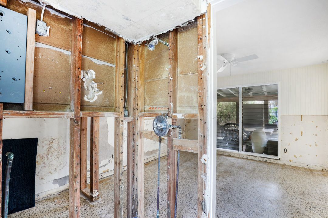 140 2nd Ave S, Naples, FL 34102