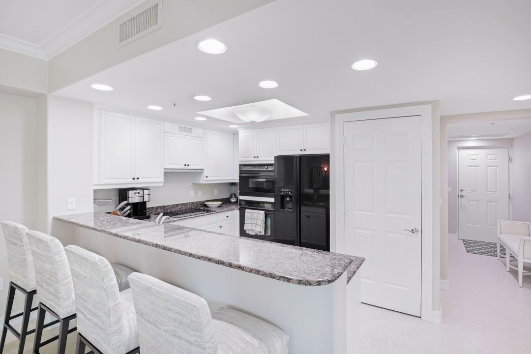 2738 Tiburon Blvd E #301, Naples, FL 34109