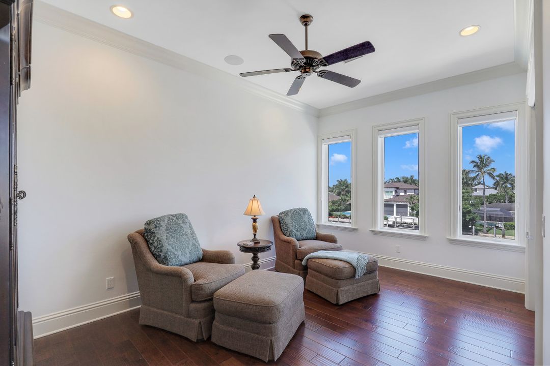 1940 6th St S, Naples, FL 34102