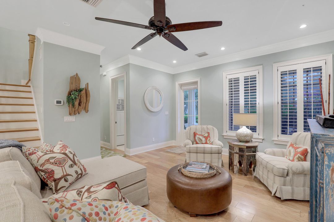 572 7th Ave N, Naples, FL 34102