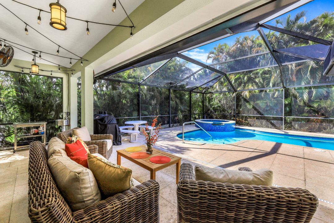 657 91st Ave N, Naples, FL 34108