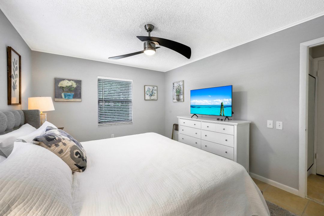 10095 7th St N #2, Naples, FL 34108