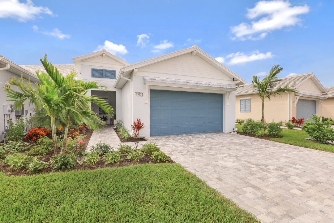 8967 St Lucia Dr, Naples, FL 34114