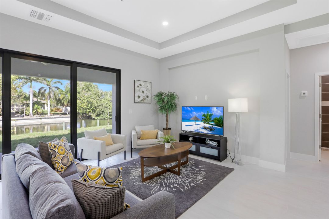 307 Gleason Pkwy, Cape Coral, FL 33914