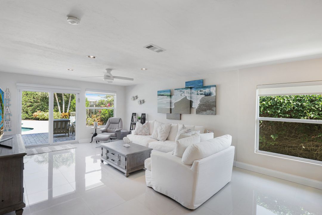 565 98th Ave N, Naples, FL 34108