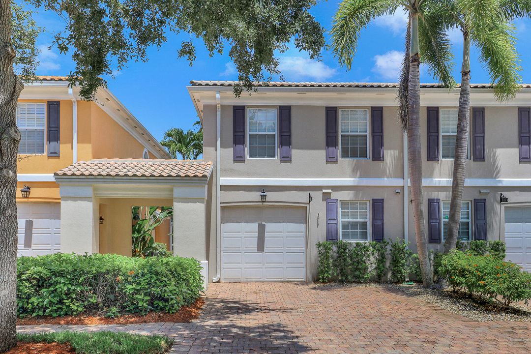 5637 Cove Cir, Naples, FL 34119
