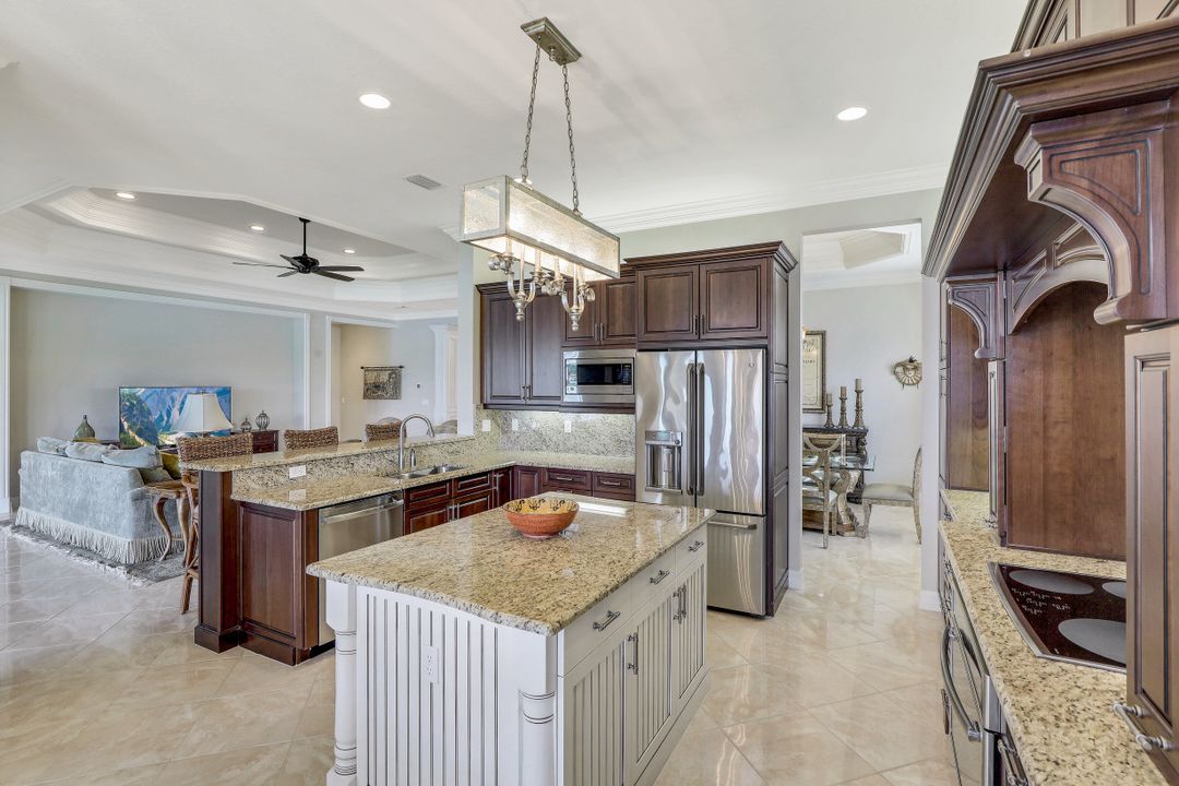 2915 Cinnamon Bay Cir, Naples, FL 34119