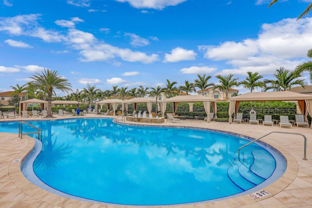 13395 Silktail Dr, Naples, FL 34109