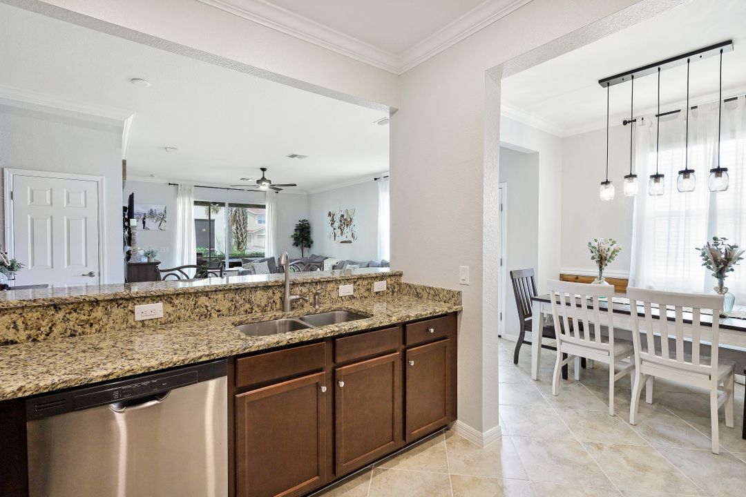 2727 Blossom Wy, Naples, FL 34120