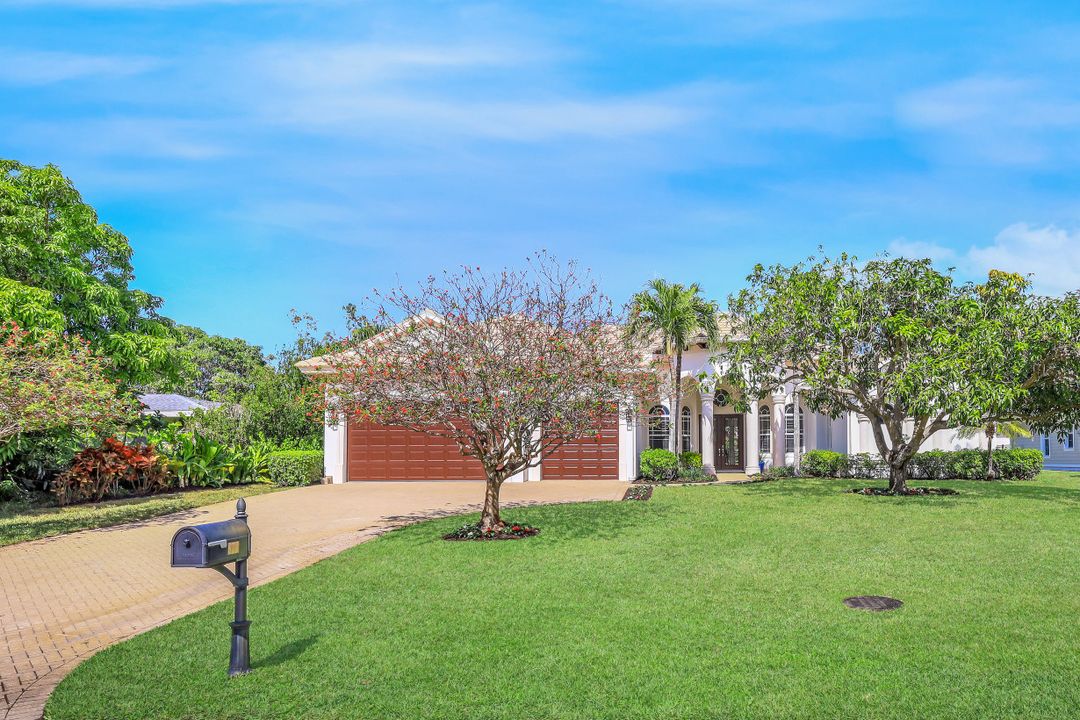 677 5th Ave N, Naples, FL 34102