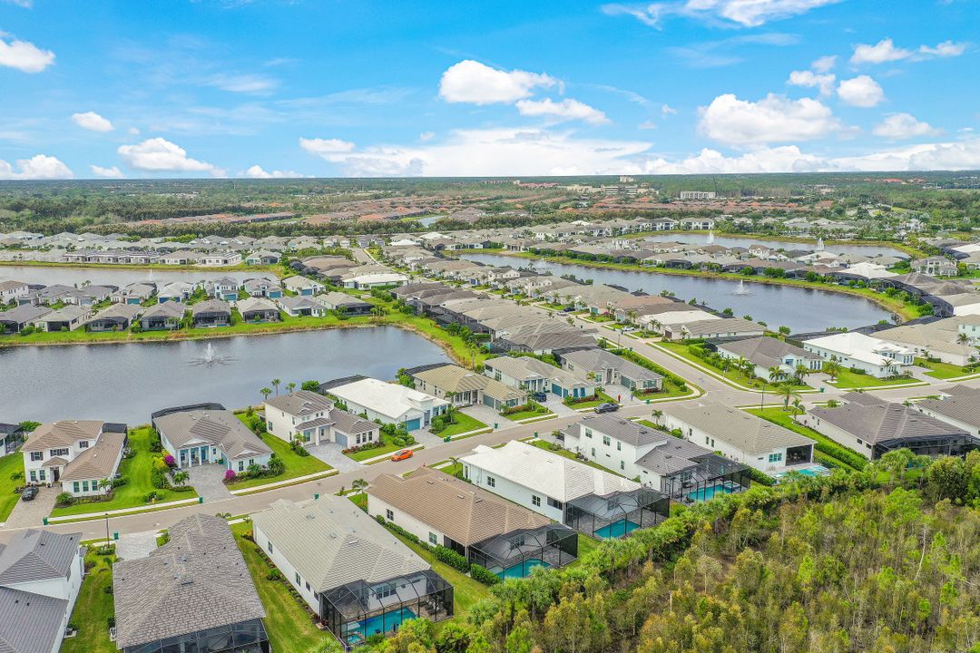 9003 Redonda Dr, Naples, FL 34114