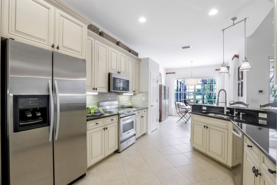 9150 Quartz Ln, Naples, FL 34120