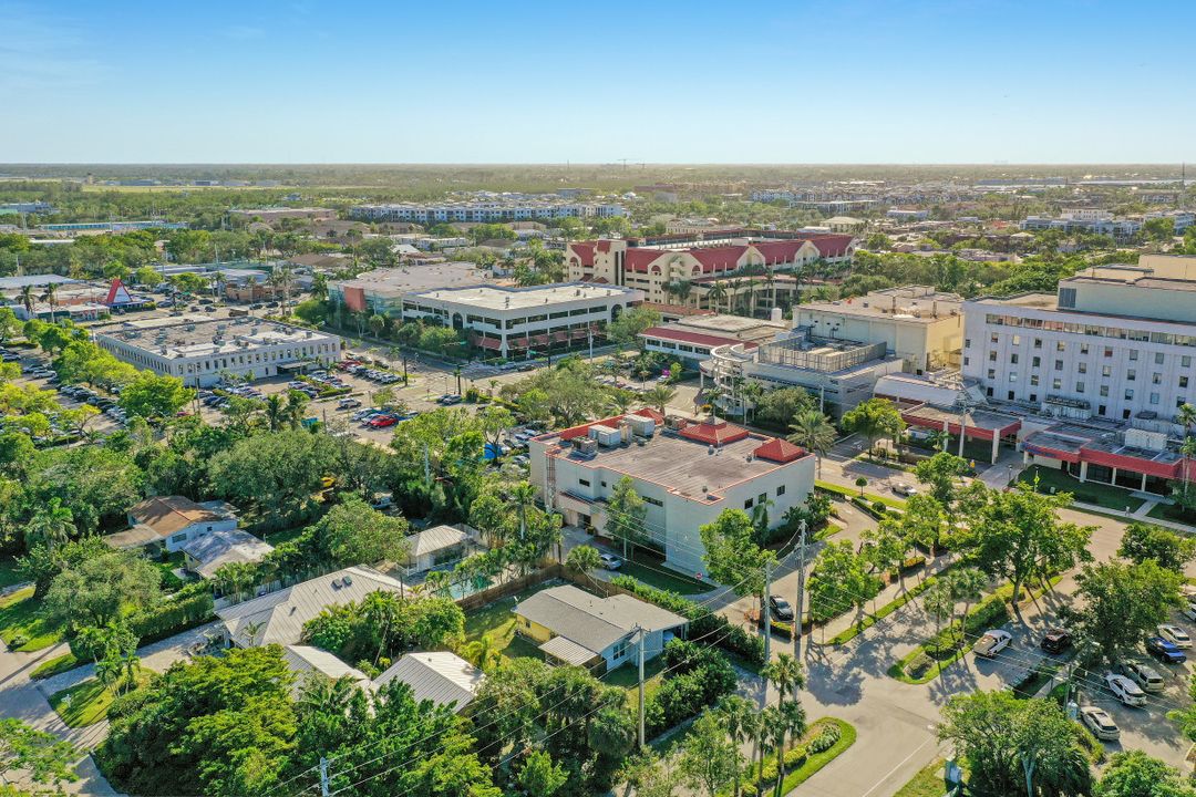 476 7th St N, Naples, FL 34102