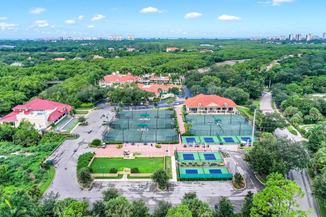 987 Barcarmil Way, Naples, FL 34110