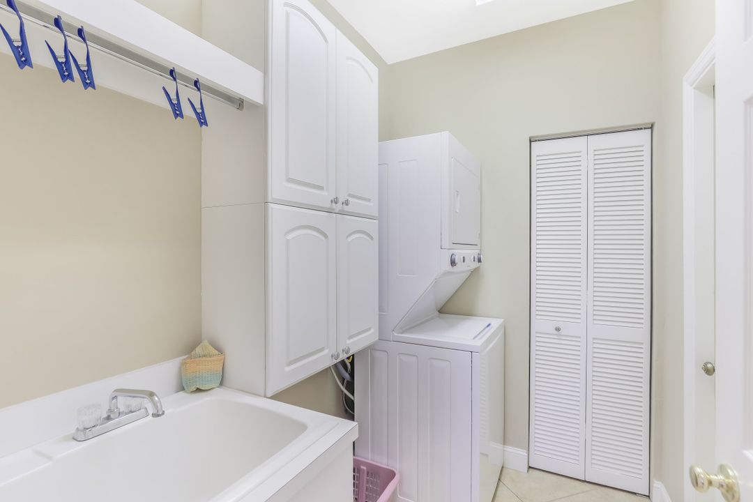 557 96th Ave N, Naples, FL 34108