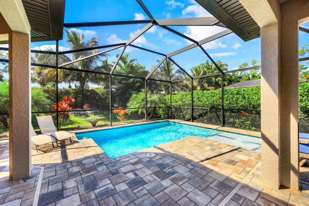 8696 Dilillo Ct, Naples, FL 34119