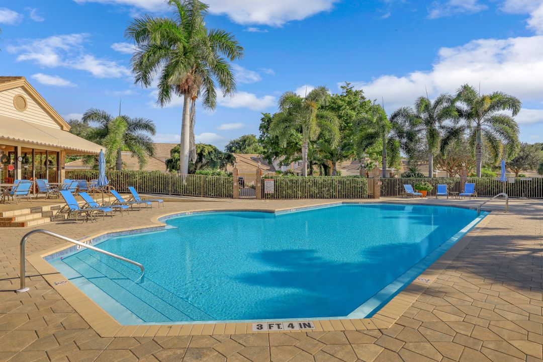 581 Gulf Park Dr, Naples, FL 34108