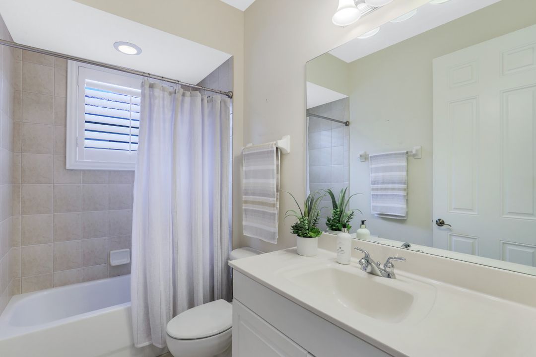 919 Tivoli Ct, Naples, FL 34104