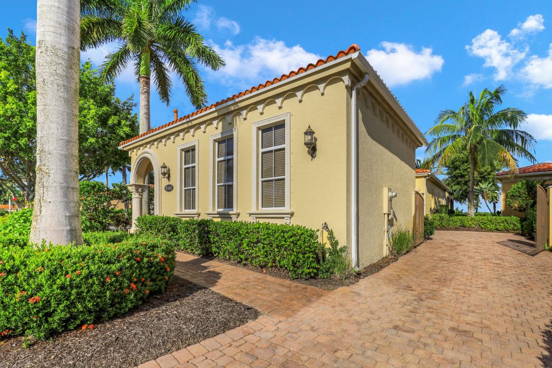 8560 Bellagio Dr, Naples, FL 34114