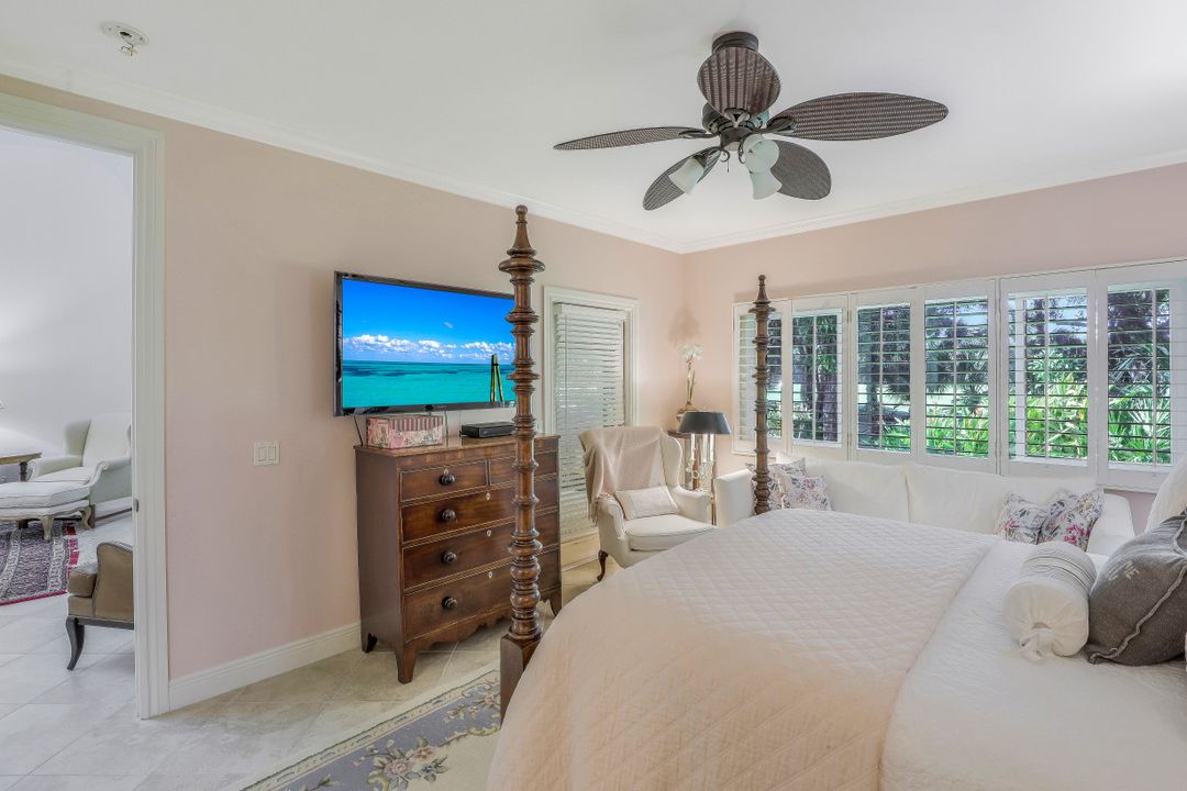 581 Gulf Park Dr, Naples, FL 34108